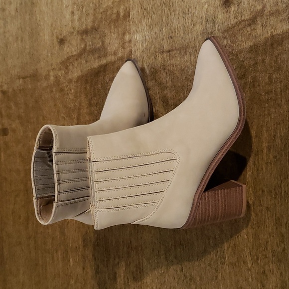 Tan Western Pointed Toe Ankle Booties Sz 6 - Picture 1 of 7